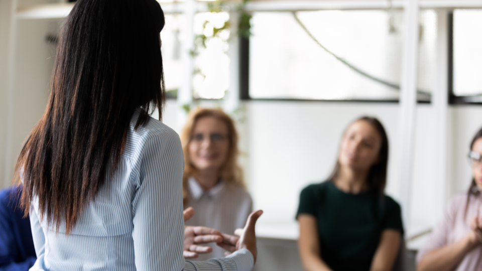 Какой способ изучения чешского языка выбрать: онлайн обучение vs. языковые центры